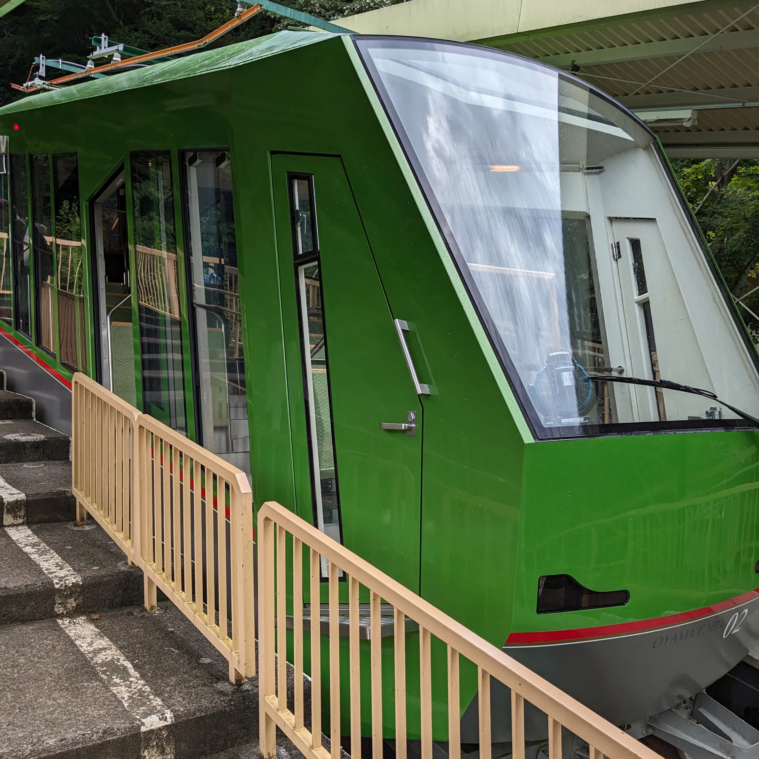 参道を下りながら振り返った大山の稜線。雲がかかり、山頂が霞んでいる