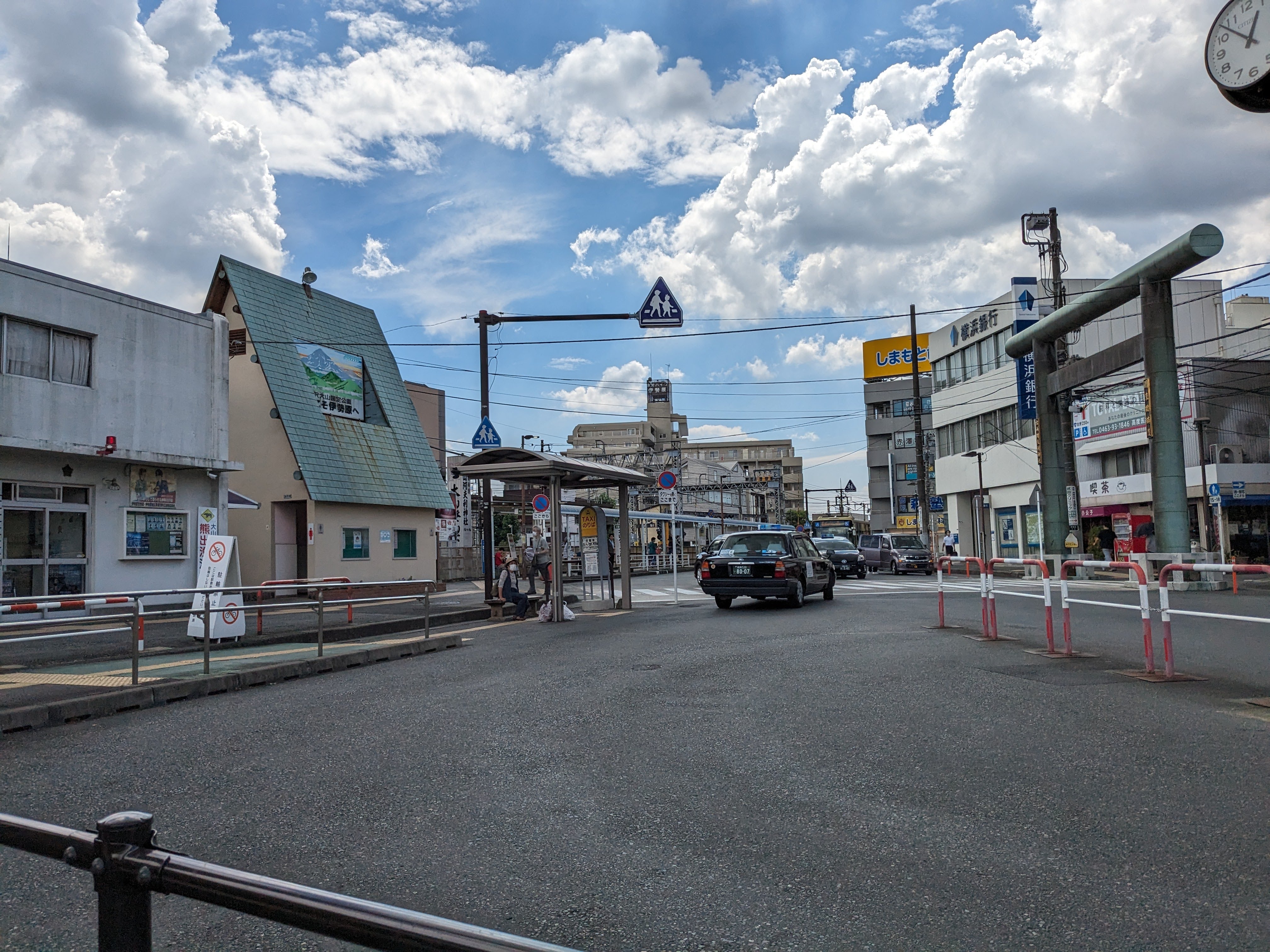大山ケーブルバス停。伊勢原市街から山の世界へ一気に変わる入口