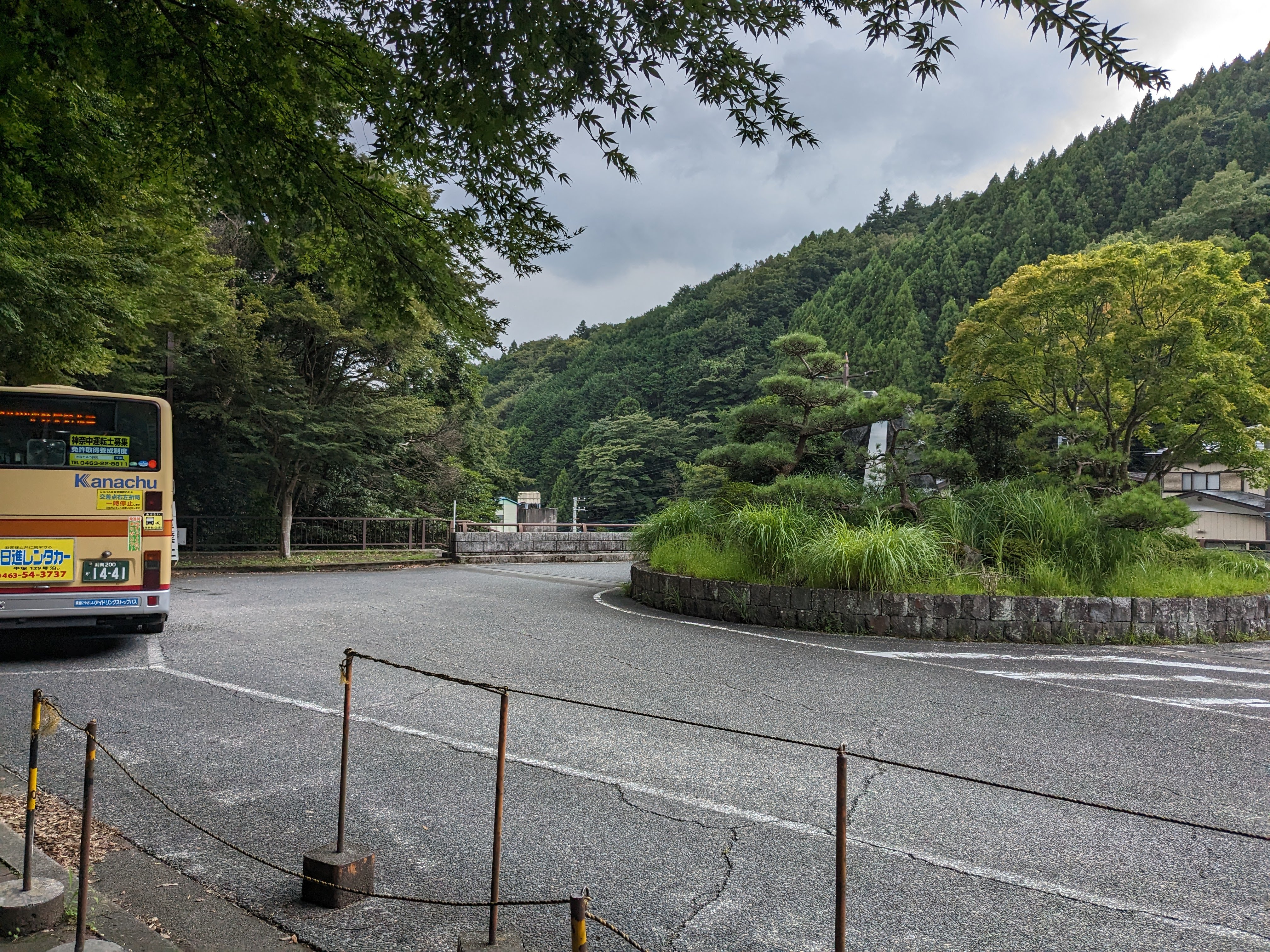 大山ケーブル駅の待合ホール。業務用扇風機「SUPER ACE」が唸り続けていた