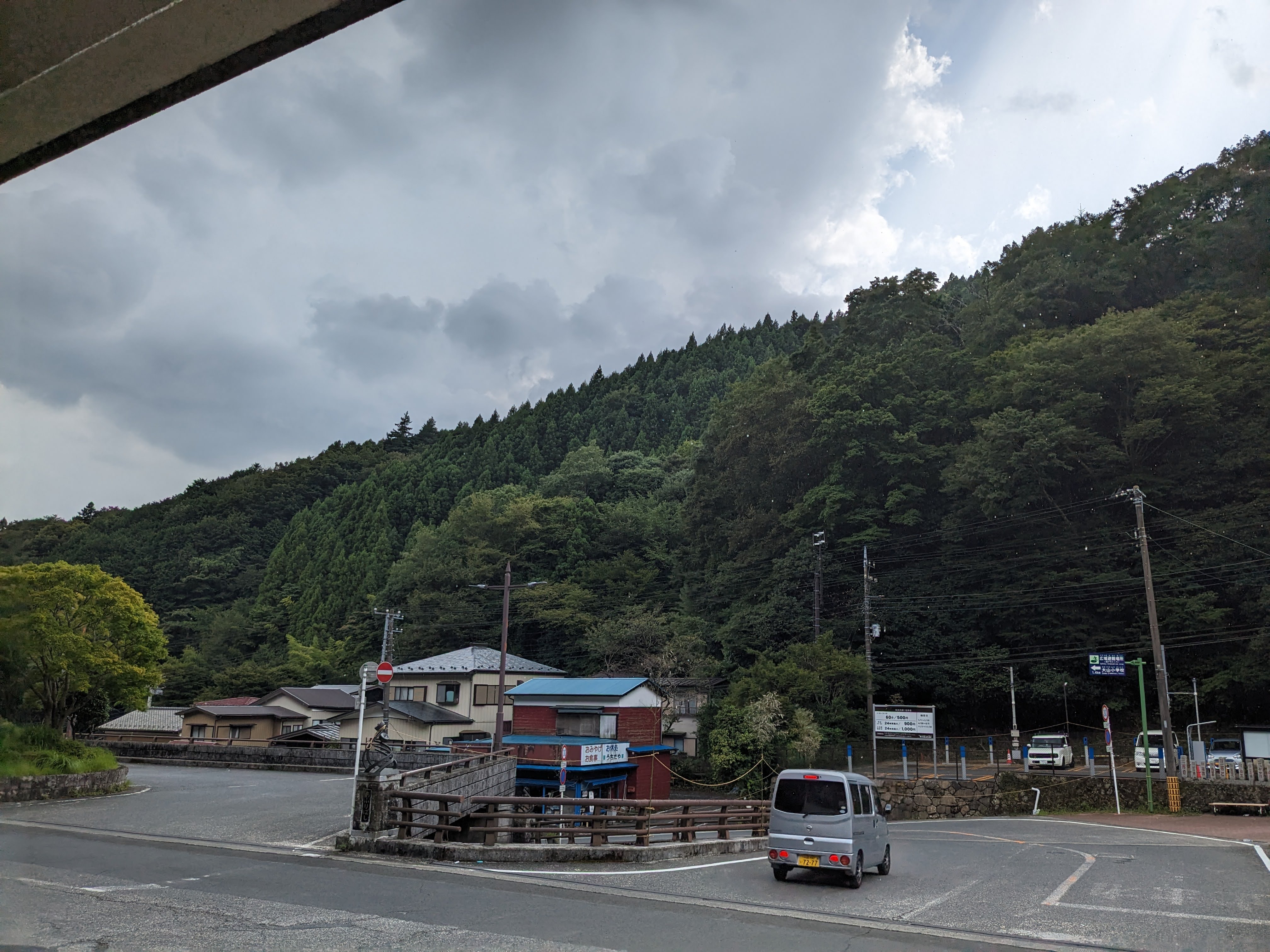 ケーブルカー乗り場の構内。真夏の午後、乗客が並び始めている