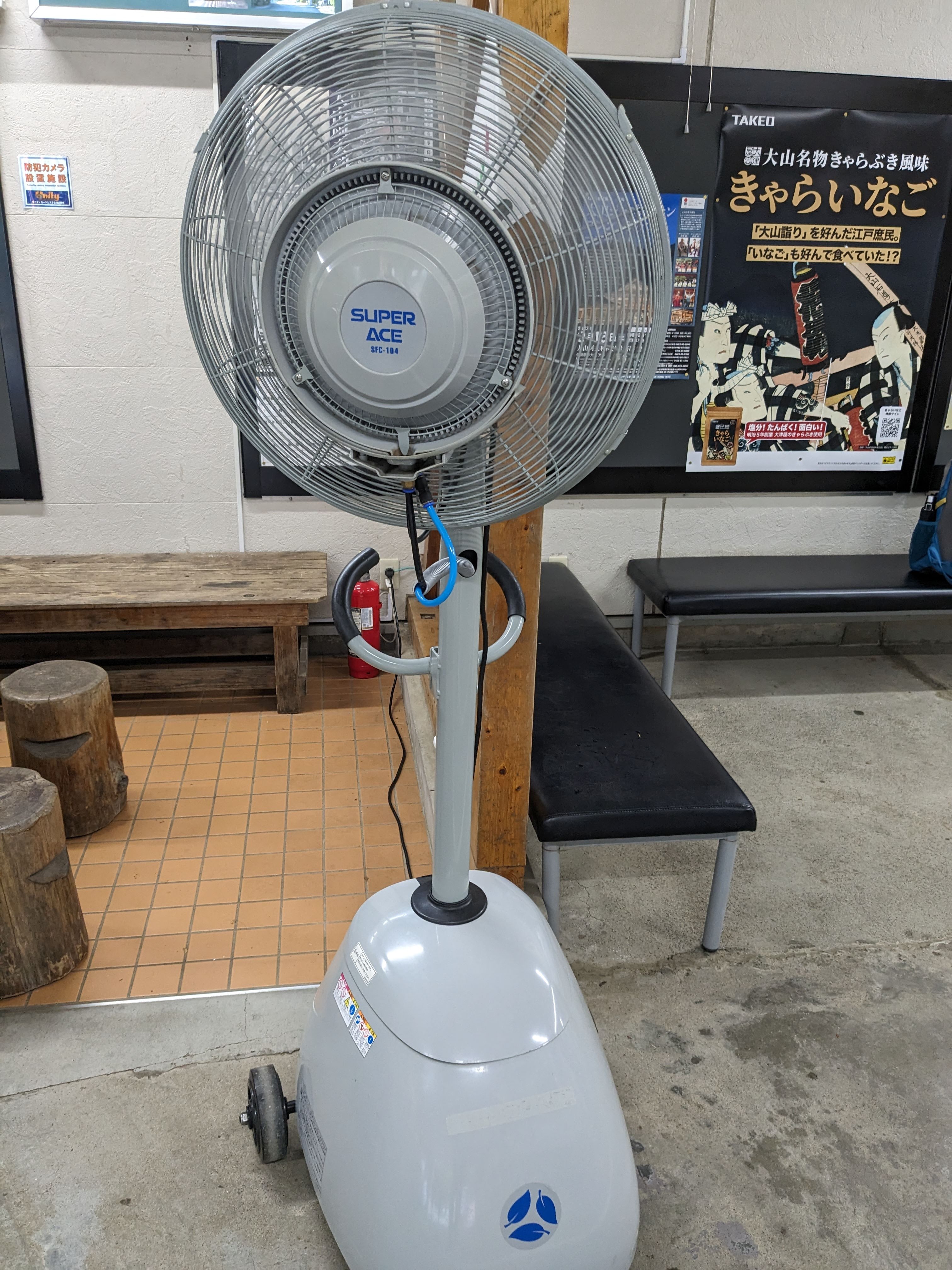 ケーブルカーの車窓から見た伊勢原の市街地。急勾配の下方に広い相模平野が広がる