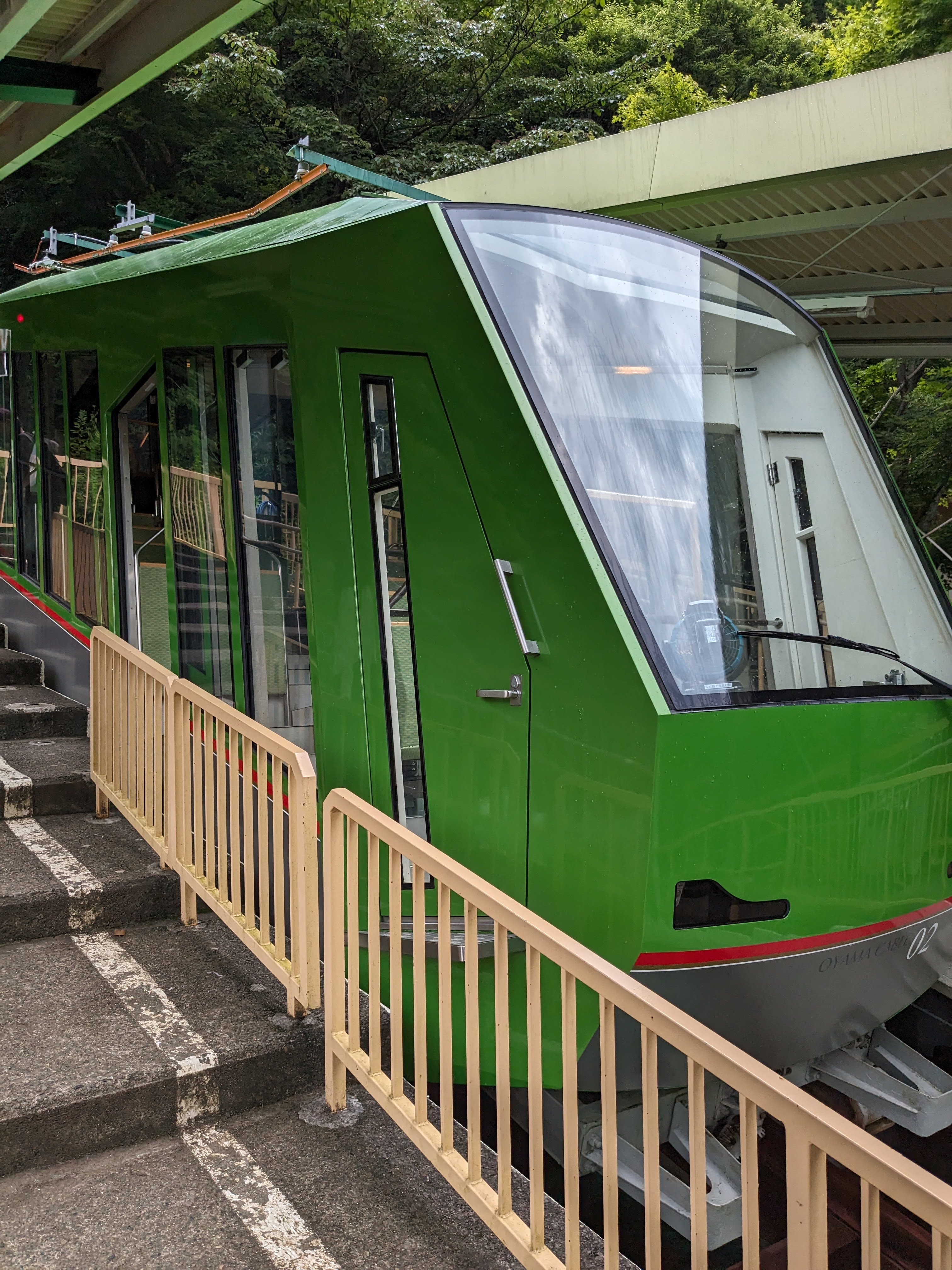 大山寺駅付近のアーチ型石橋をくぐる瞬間。緑のトンネルの中に古い石造りが現れる