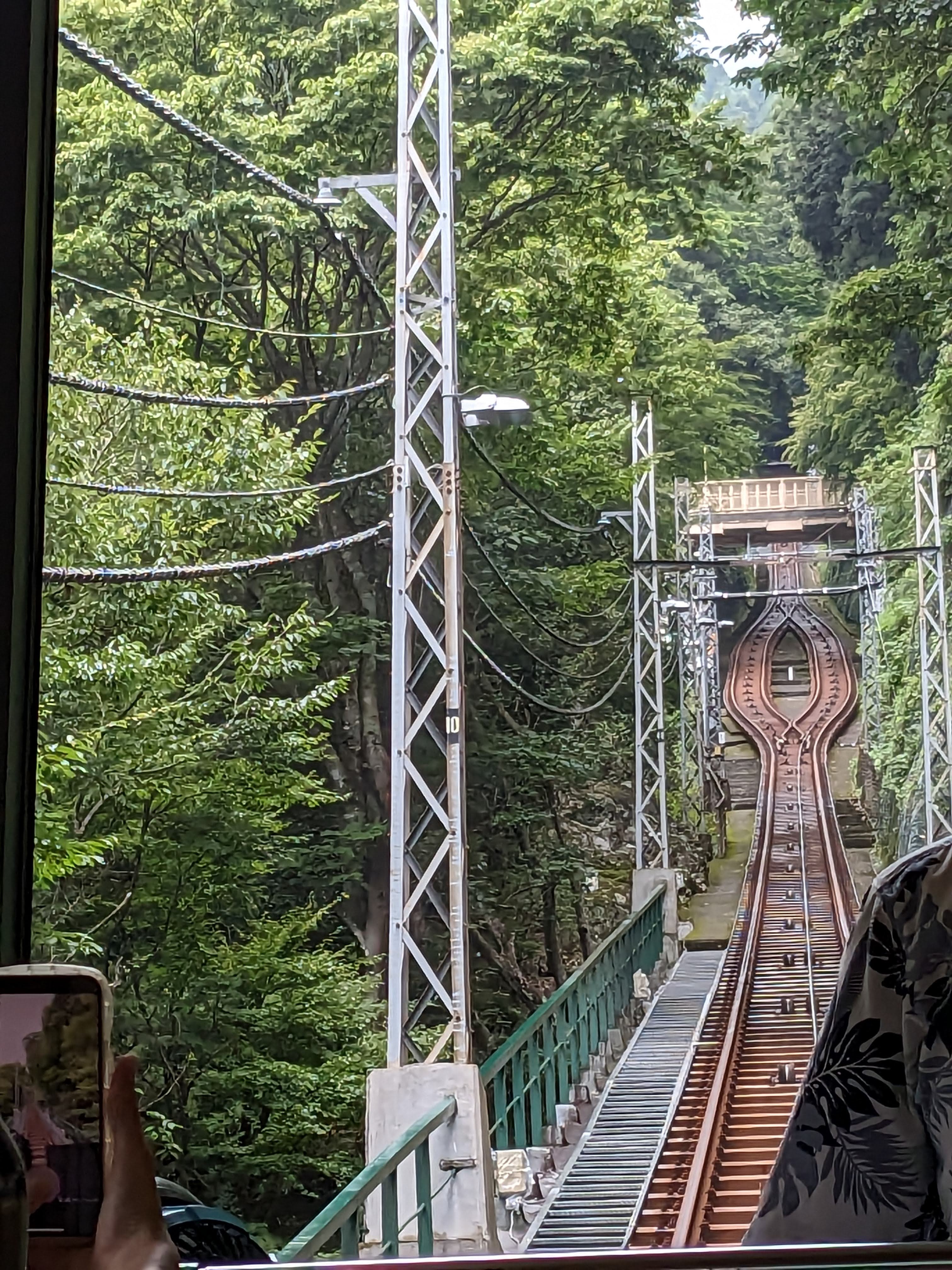 阿夫利神社下社のケーブルカー乗り場を出た広場。石畳と緑の木々が広がる