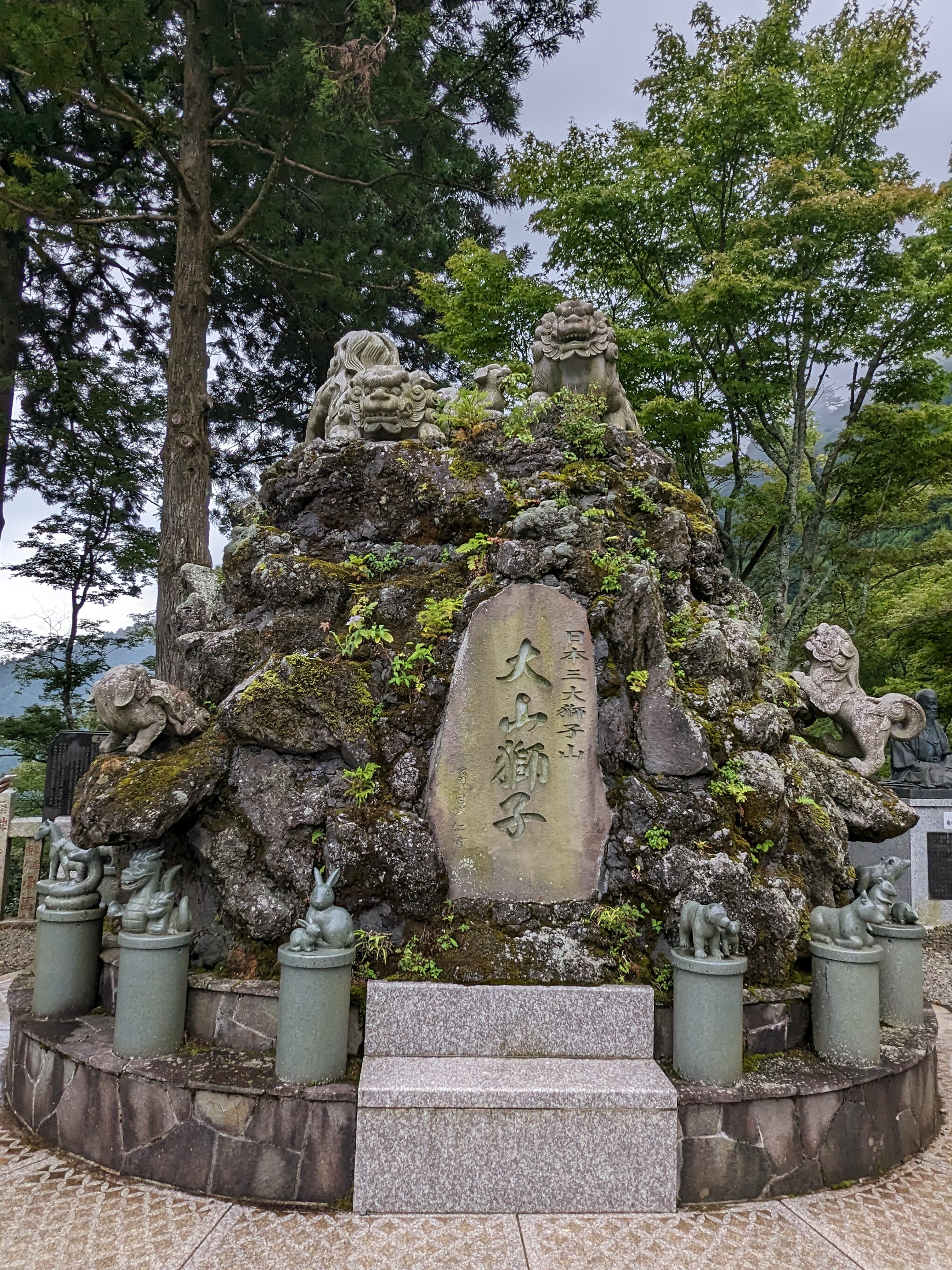 大山阿夫利神社境内の大山獅子・岩台座に二体の獅子と十二支像が並ぶ